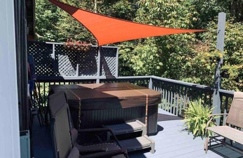 Roan Mountain Chalet De Esquí | Romantic Chalet w/Hot Tub close to Roan Mountain
