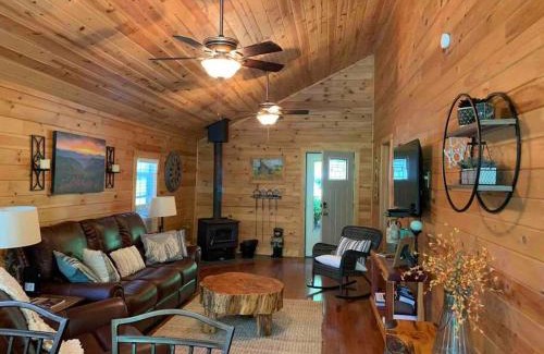 Roan Mountain Chalet De Esquí | Romantic Chalet w/Hot Tub close to Roan Mountain