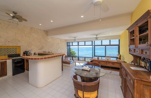 Akumal Condominio | Vistas románticas de la bahía con 2 piscinas.