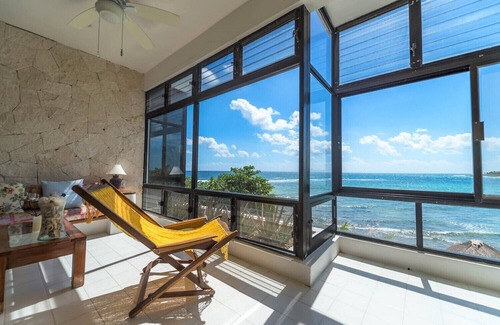 Akumal Condominio | Vistas románticas de la bahía con 2 piscinas.