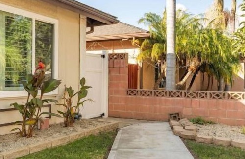 Windsor North River Ridge Casa | Romantic Coastal Private Room is located 10 minutes from all sightseeing places