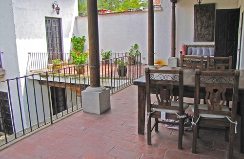 Antigua Guatemala Casa | Romántica casa colonial con chimenea y terraza.