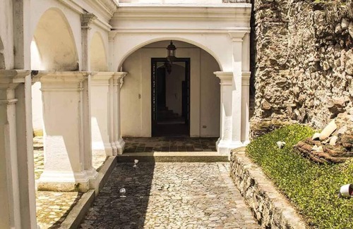 Antigua Guatemala Casa | Romántica casa colonial con chimenea y terraza.