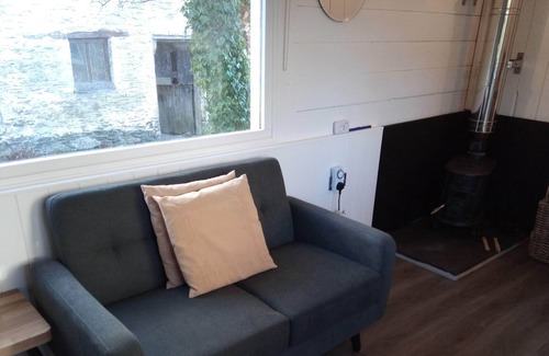 Caio Cabina | Romantic cosy railway carriage with hot tub and garden.