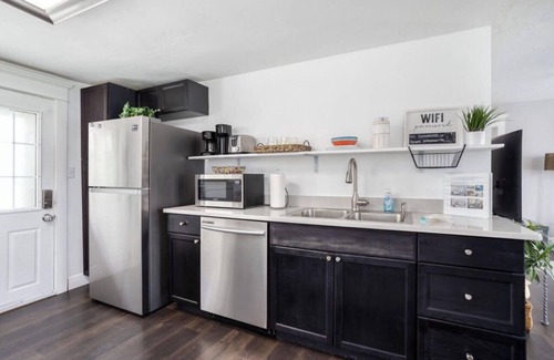 Varnum Park Cabaña | Romantic Cottage in Eau Gallie District, POOL,Pickleball/basketball courts