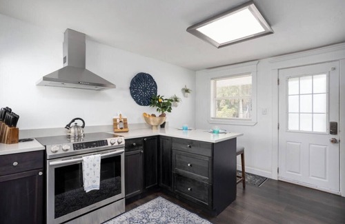 Varnum Park Cabaña | Romantic Cottage in Eau Gallie District, POOL,Pickleball/basketball courts