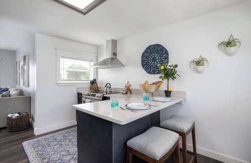 Varnum Park Cabaña | Romantic Cottage in Eau Gallie District, POOL,Pickleball/basketball courts