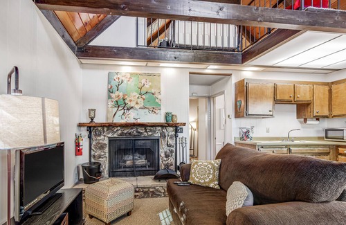 Sugarloaf Cabaña | Romantic Cottage with Dog-Friendly Yard - Internet, Fireplace, Snowbird-Friendly