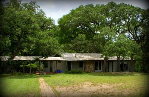 Wimberley Cabaña | Romántica casa de campo justo en el arroyo Cypress!