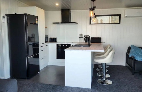 Waerenga Cabina | Romantic Countryside Cabin with Magnificent Lake Views