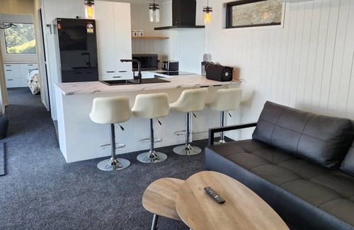 Waerenga Cabina | Romantic Countryside Cabin with Magnificent Lake Views