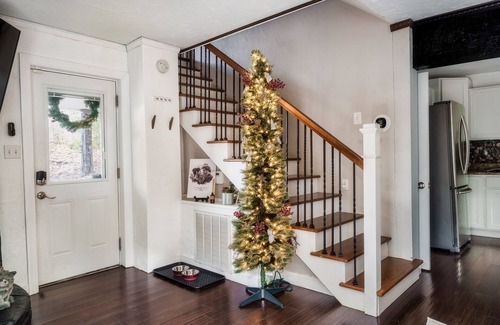 Gatlinburg Cabaña | Romantic Couple's Cottage, Walk to downtown Gatlinburg, Hot Tub, Fire Pit, Dogs