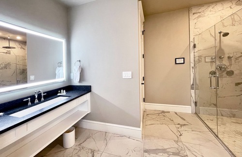 Reeders Chalet De Esquí | Romantic Couples Suite in the Poconos with Jetted Tub