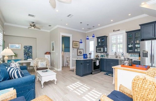 Bradenton Beach Cabaña | Romantic, Cute Cottage on Anna Maria Island. Close To Everything. Pet Friendly!