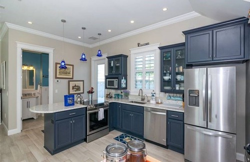 Bradenton Beach Cabaña | Romantic, Cute Cottage on Anna Maria Island. Close To Everything. Pet Friendly!