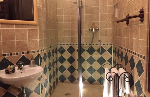 Can Coral Cama Y Desayuno | Romántica habitación doble, desayuno incluido en el Penedés cerca Mediterráneos
