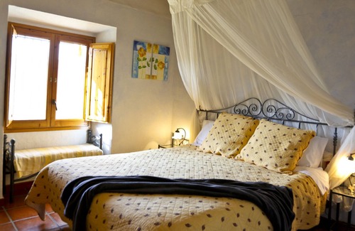 Can Coral Cama Y Desayuno | Romántica habitación doble, desayuno incluido en el Penedés cerca Mediterráneos