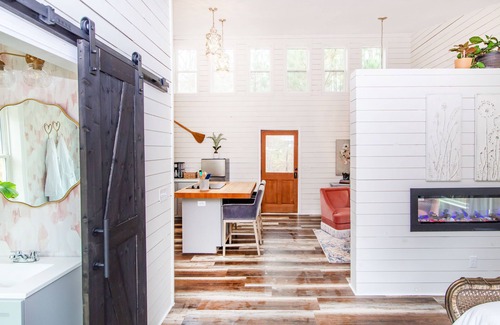 Lawndale Cabina | Romantic Escape in the Treetops w/ Outdoor Shower, Hot tub, & Firepit!