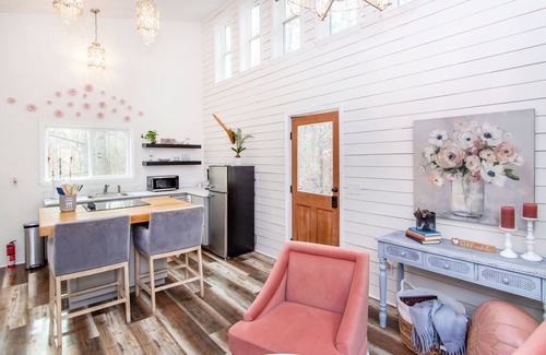 Lawndale Cabina | Romantic Escape in the Treetops w/ Outdoor Shower, Hot tub, & Firepit!