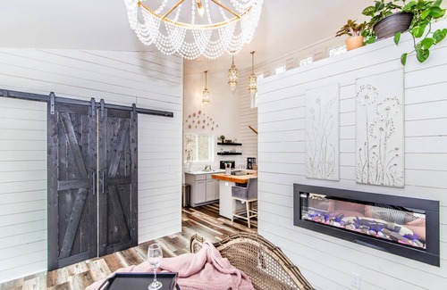 Lawndale Cabina | Romantic Escape in the Treetops w/ Outdoor Shower, Hot tub, & Firepit!