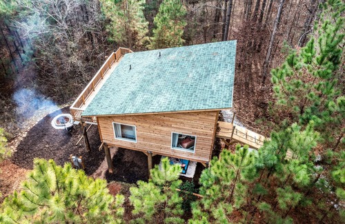 Lawndale Cabina | Romantic Escape in the Treetops w/ Outdoor Shower, Hot tub, & Firepit!