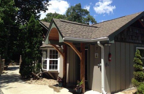 Asheville Casa | Escape romántico privado con bañera de hidromasaje y chimenea y patio cercado. (duerme 2)