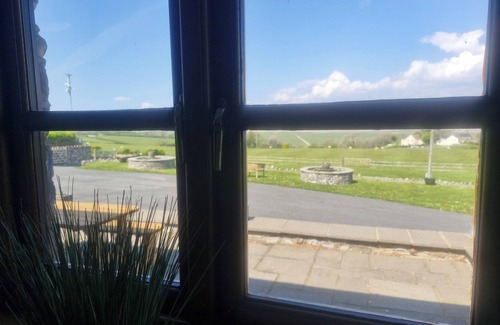 Crynant Cabaña | Romantic farm Country Retreat cottage on the Gower Coastline. Pet friendly