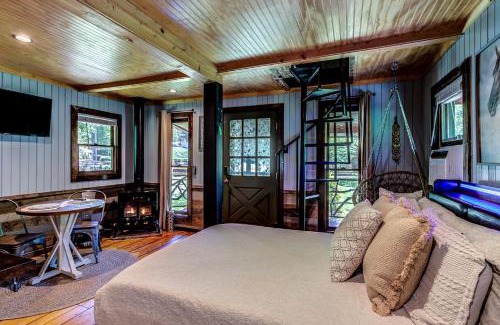 Sugar Grove Casa | Romantic Farm-Stay Cabin with Petting Zoo & Hot Tub near Boone, NC