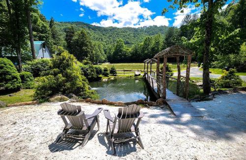 Sugar Grove Casa | Romantic Farm-Stay Cabin with Petting Zoo & Hot Tub near Boone, NC