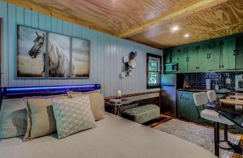 Sugar Grove Casa | Romantic Farm-Stay Cabin with Petting Zoo & Hot Tub near Boone, NC