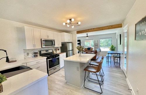 San Marcos Casa | Romantic Farmhouse w hot tub, DT SM 5 min