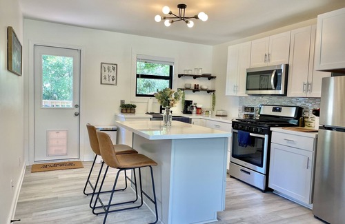 San Marcos Casa | Romantic Farmhouse w hot tub, DT SM 5 min