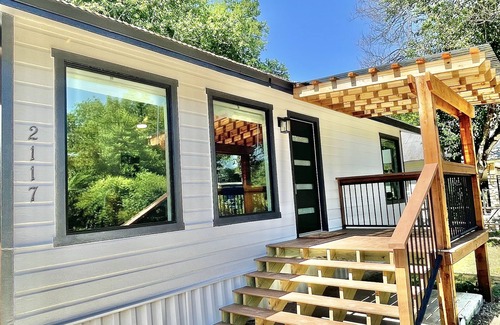 San Marcos Casa | Romantic Farmhouse w hot tub, DT SM 5 min
