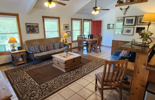 Leakey Casa | Romantic Frio Getaway