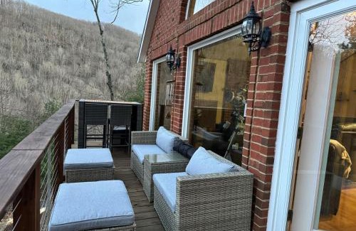 Roseland Casa | Romantic Getaway or Family Vacay with Mountain Views & Hot Tub