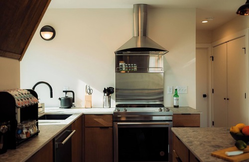 Tunkhannock Township Cabina | Romantic Getaway :: Lakeview A-Frame :: Hot Tub