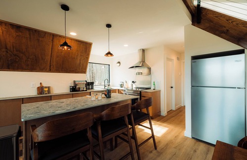 Tunkhannock Township Cabina | Romantic Getaway :: Lakeview A-Frame :: Hot Tub