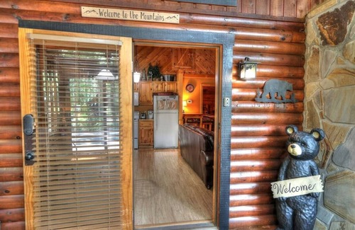Sevierville Cabina | Romantic Hideaway: Near Dollywood & Outlets Intimate, Fireplace, Private Hot Tub