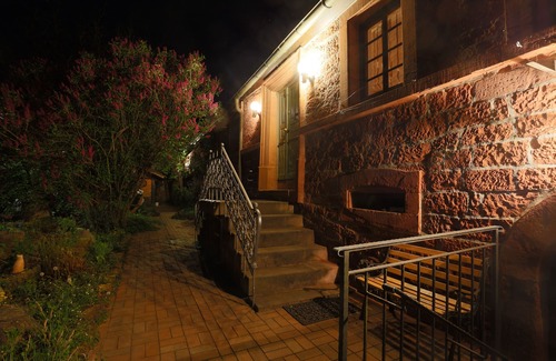 Dimbach Casa | Romántica casa de vacaciones con sauna y galería con chimenea.