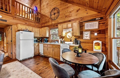 Townsend Cabina | Romantic, Hot Tub, Game Room, walk to bike path