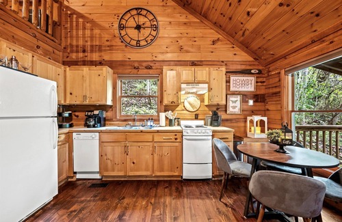 Townsend Cabina | Romantic, Hot Tub, Game Room, walk to bike path