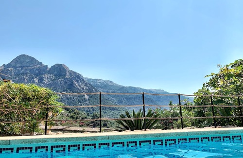 Fornalutx Casa | Casa romántica con piscina privada, A / C, BBQ, WiFi