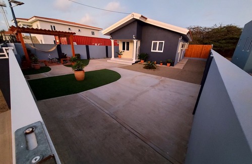 De Bruynewijk Casa | Romantic House with Spacious Hot Tub Spa, Family/Pet friendly and Free Parking