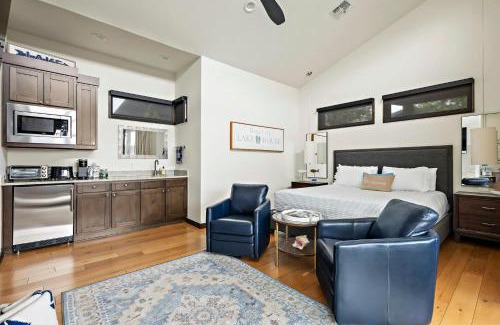 Spicewood Casa | Romantic Lake Retreat - Deck, BBQ Grill & Patio