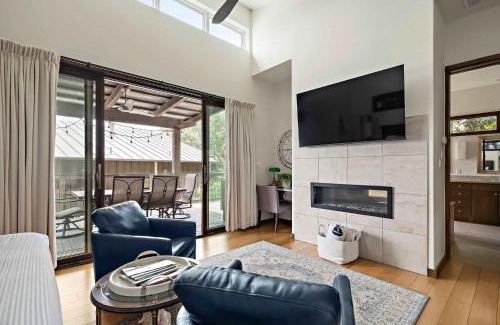 Spicewood Casa | Romantic Lake Retreat - Deck, BBQ Grill & Patio