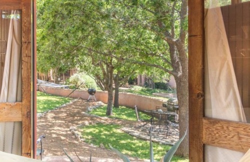 Spicewood Cabina | Romántico rojo Eco-Cabin