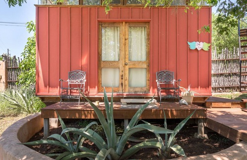 Spicewood Cabina | Romántico rojo Eco-Cabin