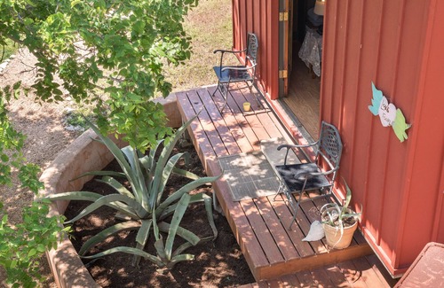 Spicewood Cabina | Romántico rojo Eco-Cabin