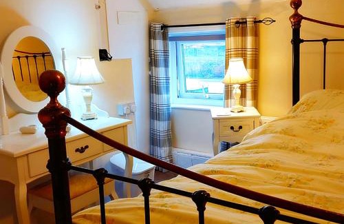 Mablethorpe and Sutton Casa | Romantic Lakeside Cottage by the Beach! with Super Cosy Log Burner! The Perfect Escape to Your Home from Home by the Sea! So Relaxing - You Won't want to Leave! Pet Friendly!