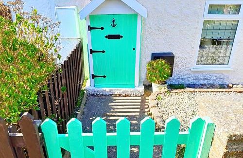 Mablethorpe and Sutton Casa | Romantic Lakeside Cottage by the Beach! with Super Cosy Log Burner! The Perfect Escape to Your Home from Home by the Sea! So Relaxing - You Won't want to Leave! Pet Friendly!
